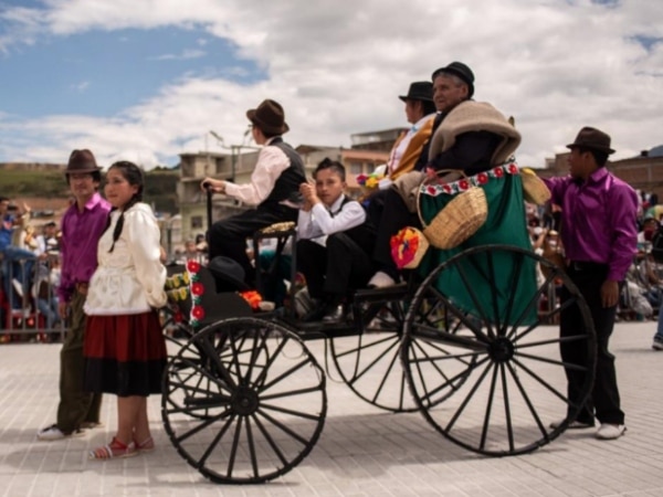 La Familia Castañeda, la historia que dio origen a esta fiesta y que rinde homenaje a turistas en el Carnaval de Negros y Blancos