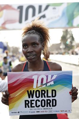 La keniana Agnes Jebet pulveriza el récord del mundo de 10K en Valencia con 28:45