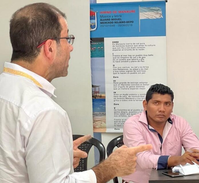 Juan Carlos García Otero, gerente de Asuntos Sociales de Cerrejón en un intervención y lo observa detenidamente, Jhon Pimienta, alcalde del municipio de Manaure.