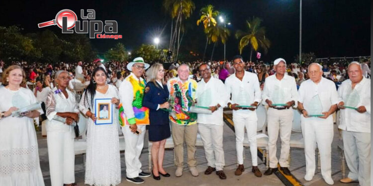 Nuestro Malecón Turístico se engalanó para otorgarle el Galardón Orden Caimán de Oro a 10 ilustres personalidades de nuestra tierra.