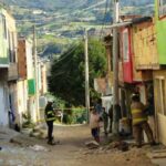 Nueve viviendas afectadas tras explosión de granada en Usme En horas de la tarde de este 10 de enero, se registró un ataque con artefacto explosivo en la localidad de Usme, el cual dejó nueve viviendas afectadas. Esta es la hipótesis que manejan las autoridades.