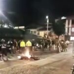 Los hechos se presentaron en medio de un puesto de control en el suroriente de la ciudad, en medio de la inmovilización, prefirió quemar la moto.