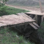 Puente de madera a punto de desplomarse en la vereda Bajo Grande en Lorica