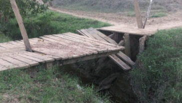 Puente de madera a punto de desplomarse en la vereda Bajo Grande en Lorica