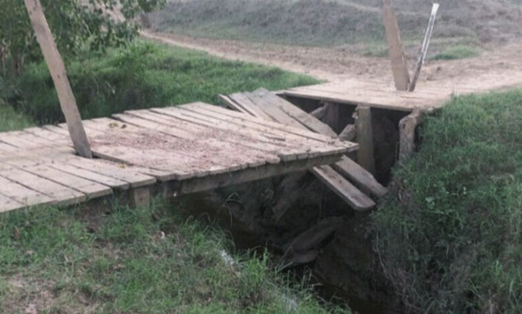 Puente de madera a punto de desplomarse en la vereda Bajo Grande en Lorica