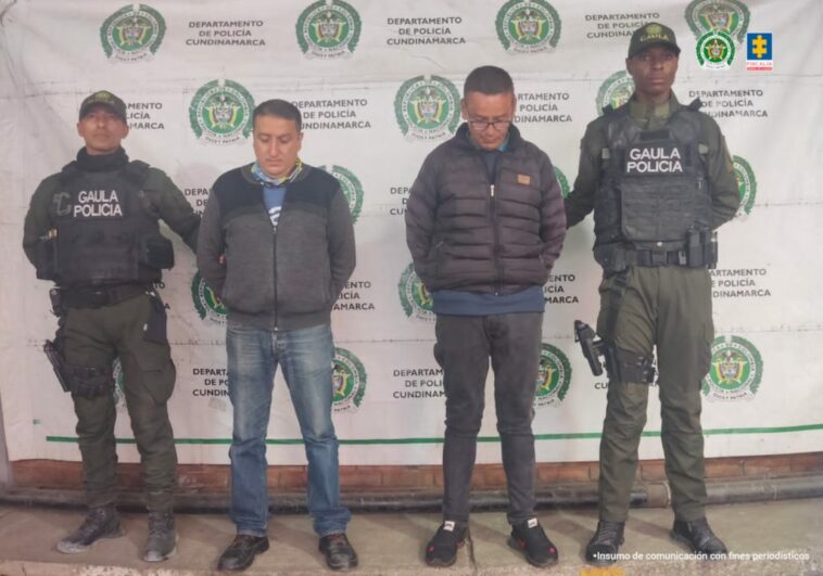 En las imágenes, aparecen los capturados esposados y custodiados por uniformados del Gaula Policía