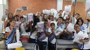 Alcalde Roberto Jiménez Naranjo, comenzó la entrega de kits escolares