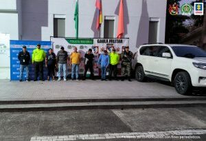 En la imagen aparecen 5 de los 6 capturados, acompañados de servidores de CTI, la Policía y el Ejército Nacional