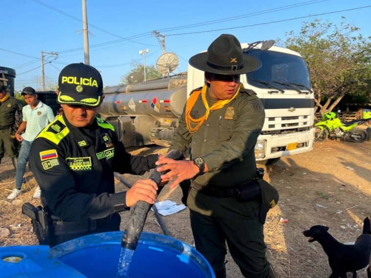 CRUZADA HUMANITARIA | Policía lleva agua potable a una comunidad indígena en Bolívar