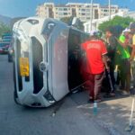 Chocó con un taxi y se volcó