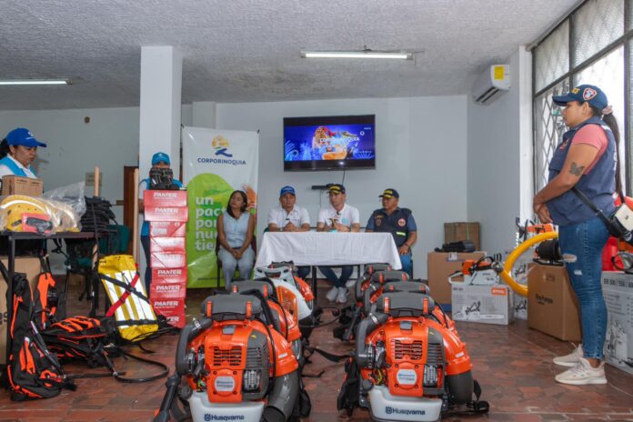 Corporinoquia hizo entrega de una importante dotación al Cuerpo de Bomberos del municipio de Arauca