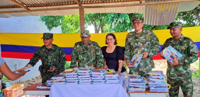 El Ejército Nacional entrega 100 kits escolares en Saravena, Arauca
