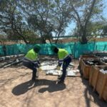 Las mujeres están en bodegas y patios ayudando con la selección y traslado de las estructuras metálicas.