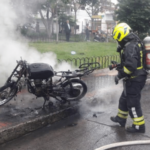 Nuevamente la comunidad de Pasto, cansada incinera la moto que presuntamente se involucró en un robo.