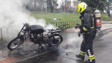 Nuevamente la comunidad de Pasto, cansada incinera la moto que presuntamente se involucró en un robo.