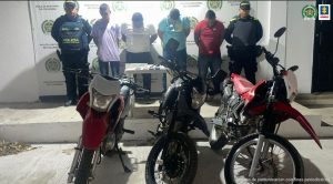 Los cuatro presuntos extorsionistas son custodiados por los uniformados del Gaula de la Policía Nacional, tras su captura en el sector de Puerto Mosquito en Santa Marta.