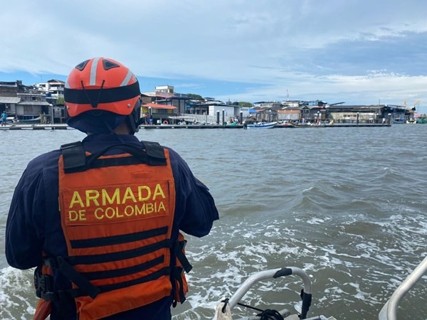 La Armada en Tumaco desplegó unidades de Guardacostas, iniciando la búsqueda y estableciendo contacto con los familiares de los pescadores de 46 y 61 años.
