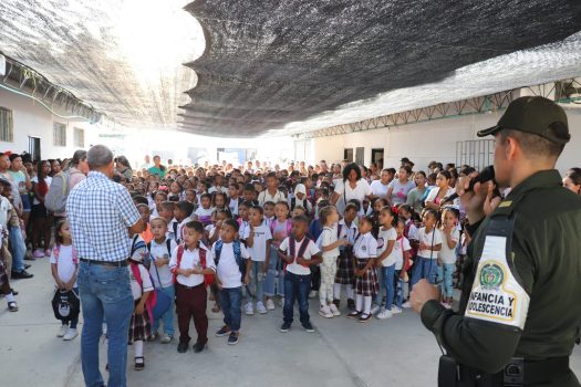 En Zona Bananera, Plato y Fundación policía acompaña inicio del año escolar