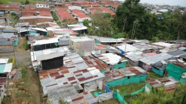 En diferentes sectores de Pereira como la comuna Villa Santana, abundan las viviendas de invasión, las cuales por los materiales en que fueron construidas, son muy susceptibles ante incendios y otras emergencias.