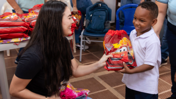 Gestora Valeria Vega entrega kits escolares en medio de la campaña “Córdoba regresa a clases”