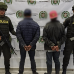 Cuando los hombres fueron sorprendidos llevaban metro y medio de madera de eucalipto blanco talando en el Contadero, Nariño. No tenían permiso para estar talando árboles.