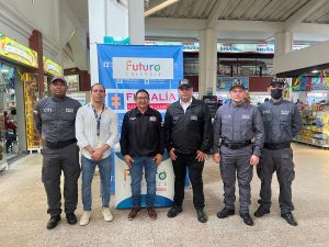 El director Seccional Atlántico, Elkin Chiquillo, junto con su equipo de asesores e investigadores del Cuerpo Técnico de Investigación (CTI) y la Policia Nacional, llegó al Terminal de Transportes para socializar estos temas de prevención contra la trata de personas con conductores y usuarios.