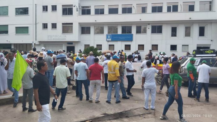 La protesta permaneció por un buen rato al frente de la dirección de la Fiscalía.