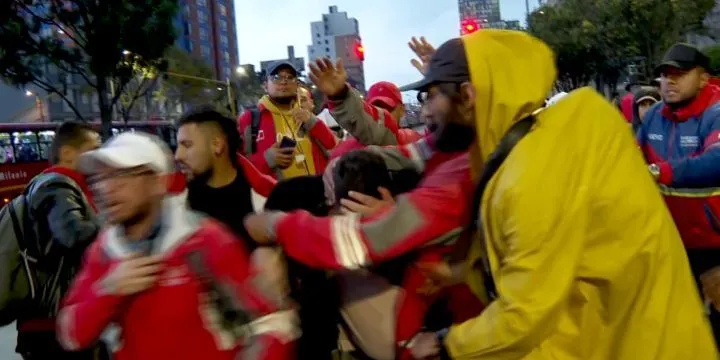 Periodista y camarógrafo fueron agredidos durante una manifestación en Bogotá En la tarde de este viernes se presentaron algunas manifestaciones en el centro-oriente de la capital. Durante la jornada, el equipo periodístico de Red+ fue golpeado.