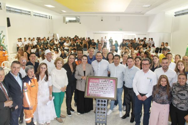 UNISARC otorgó la Orden ‘Vuelo de los Gansos’ al gobernador Juan Diego Patiño
