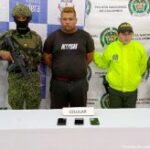 En la imagen aparece una persona de suéter negro detenido entre funcionarios de la Policía y la Armada Nacional.