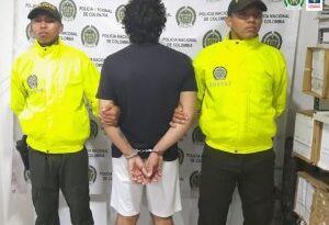 En la foto se aprecia al hoy asegurado siendo custodiado por dos miembros de la Policía Nacional.
