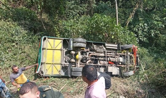 ATENCIÓN | Se presenta aparatoso accidente de buseta intermunicipal en la vía Nocaima-Nimaima