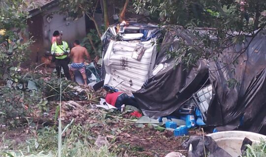 Accidente de tránsito en Villeta, Cundinamarca: Vehículo pesado se sale de la vía.