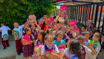 Administración Municipal Continúa Entregando Kits Escolares a Niños en Situación de Vulnerabilidad