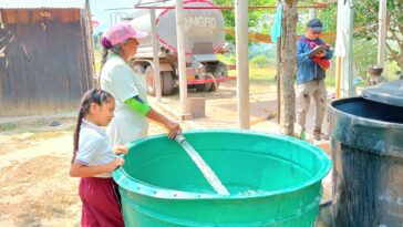 Administración departamental distribuye agua en carro tanques, tras desabastecimiento en población campesina