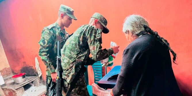 Batallón de Ingenieros No. 23 entrega mercados a adultos mayores de Sandoná