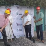 La gerente del hospital Nilza Chinchia Brito junto al alcalde, Arnal Brito, los exalcaldes Pedro Guerra y Arnaldo ‘Chacho’ Brito, participaron de la ceremonia de la colocación de la primera piedra de la construcción del hospital.