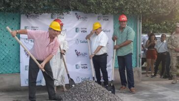 La gerente del hospital Nilza Chinchia Brito junto al alcalde, Arnal Brito, los exalcaldes Pedro Guerra y Arnaldo ‘Chacho’ Brito, participaron de la ceremonia de la colocación de la primera piedra de la construcción del hospital.