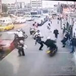 EN VIDEO: Motociclista arrolló a una abuelita tras subirse a un andén Un sujeto que se movilizaba en motocicleta, se subió a un andén y atropelló a una adulta mayor que transitaba por la zona. El hecho, al parecer, se dio en un intento de hurto.