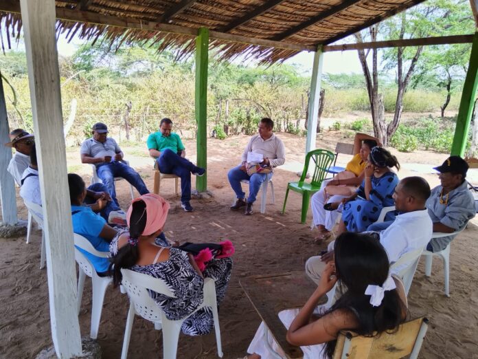 Comunidad de Pipamana evaluando la situación luego del ventarrón que, dejó daños en la escuela