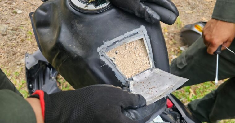 En vías de Caldas capturaron a un hombre que transportaba estupefacientes en el tanque de su moto