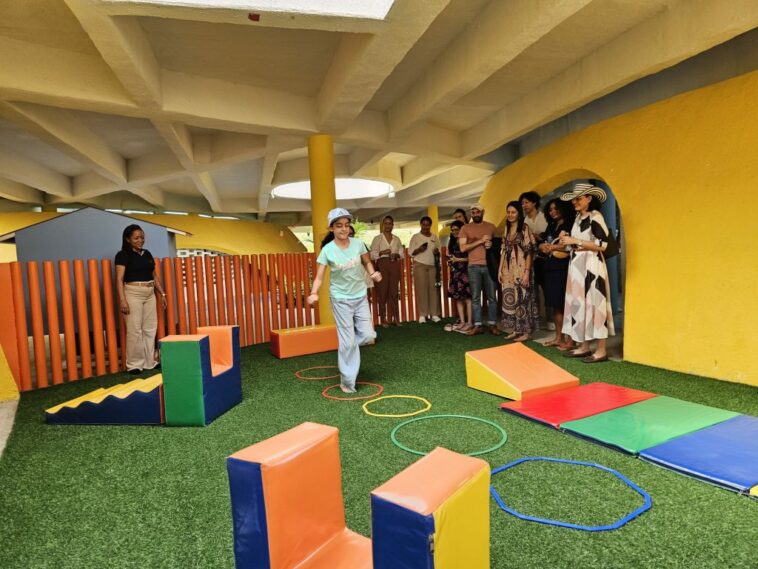 Estudiantes de la Universidad de Columbia visitan el Centro de Excelencia para la Primera Infancia, en Pasacaballos