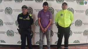 Dos uniformados de la Policía custodian al hoy sentenciado tras su captura en vía pública de Soledad (Atlántico) en octubre de 2023.