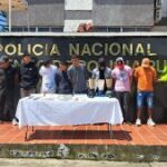 Los judicializados se encuentran esposados y en custodia por funcionarios de la Policía en el departamento del Putumayo