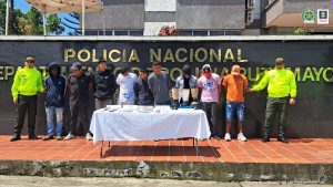 Los judicializados se encuentran esposados y en custodia por funcionarios de la Policía en el departamento del Putumayo