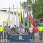 Los judicializados se encuentra de espalda, esposados y en custodia por funcionarios de la Policía Metropolitana de Neiva.