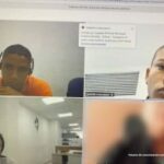 En la fotografía hay tres imágenes, dos de ellas son de hombres jóvenes morenos y la otra de una mujer quienes están conectados virtualmente por separado a las audiencias concentradas donde se les procesó.