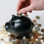 Las mujeres tienden a ahorrar más en efectivo, en sus casas