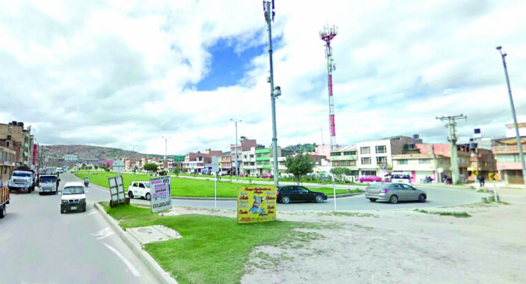 Misterioso hallazgo en León XIII Un tumulto de vecinos y curiosos que pasaban por el barrio León XIII, en Soacha, quedaron aterrados la noche del jueves tras ver en el separador el cadáver de un hombre de mediana edad.