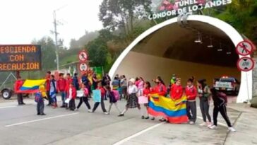 Niños de Sierra Morena Calarcá se ven obligados a viajar en tractomulas para ir a estudiar